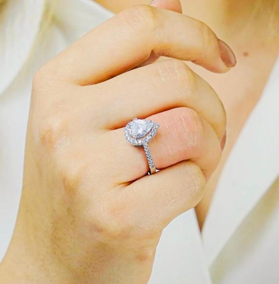 925 Sterling Silver Teardrop Solitaire Ring – Diamond Style – 3.9 g