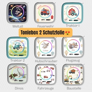 Könnte beinhalten: Eine Sammlung von neun quadratischen Schutzfolien für eine Toniebox, die jeweils einzigartige Illustrationen wie Weltall, Feuerwehrautos, Traktoren, Hubschrauber, Flugzeuge, Dinosaurier, Fahrzeuge und Baustellenfahrzeuge mit verschiedenen Namen zeigen.