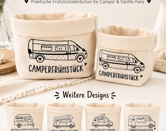 Könnte beinhalten: Beige Canvas-Aufbewahrungskörbe mit schwarzen Wohnmobil-Illustrationen und dem Text "CAMPERFRÜHSTÜCK". Weitere Designs sind unten abgebildet. Der Text "NATÜRLICH & NACHHALTIG" und "ROBUST & LANGLEBIG" sind ebenfalls sichtbar.