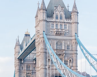 Impresión fotográfica del Tower Bridge de Londres, descarga digital de un emblemático monumento londinense, decoración de pared para galería, regalo único para amantes de la arquitectura.