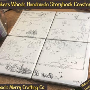 Puede incluir: Conjunto de seis posavasos de cerámica blanca con ilustraciones en blanco y negro del mapa del Bosque de los Cien Acres de Winnie the Pooh. Los posavasos son cuadrados y tienen un acabado brillante. El texto en los posavasos dice "100 Aker Woods", "Drawn by Me", "Eeyore's Gloomy Place", "Rather Bouncy", "And Mr. Shepard Helped", y "Page 1".