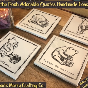 Puede incluir: Conjunto de cuatro posavasos con temática de Winnie de Pooh con ilustraciones en blanco y negro de Winnie de Pooh y citas. Las citas son "Los errores pasan", "La felicidad es miel", "Oh, vaya...", y "Siempre sé curioso".