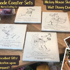 Può includere: Set di quattro sottobicchieri in ceramica bianca con schizzi in bianco e nero di Topolino e citazioni ispiratrici di Walt Disney. Le citazioni sono: "Se puoi sognarlo, puoi farlo." "Prima pensa, poi credi, io avevo sogni. E infine, osa sognare." "Tutti i nostri sogni possono avverarsi se abbiamo il coraggio di perseguirli." "L'immaginazione è l'inizio della creazione. Immagini ciò che desideri, vuoi ciò che immagini e alla fine crei ciò che vuoi."