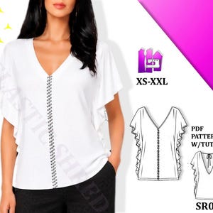 Puede incluir: Una blusa blanca con cuello en V, mangas con volantes y una costura vertical decorativa central. La imagen incluye el texto BEGINNER FRIENDLY, XS-XXL, PDF PATTERN W/TUTORIAL, SR005 y un dibujo técnico de líneas de la prenda.