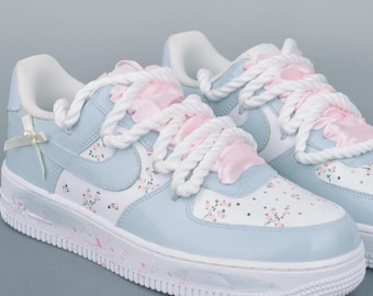 Zapatillas AF1 pintadas a mano: Air Force 1 con grafiti personalizado y diseño de Swoosh con goteo, zapatillas urbanas blancas y negras.