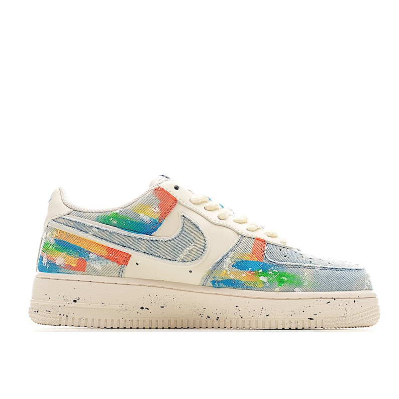 Puede incluir: Zapatillas de color crema con una parte superior similar al denim con trazos de pintura coloridos. Los zapatos tienen una suela moteada y un logotipo blanco de Nike swoosh en el lateral. Los cordones y la leng&uuml;eta tambi&eacute;n son de color crema.