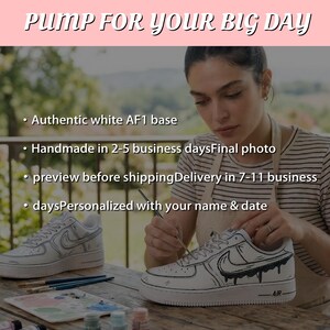 Puede incluir: Una persona pinta a mano una zapatilla Air Force 1 blanca con detalles en negro. La imagen incluye el texto "PUMP FOR YOUR BIG DAY" y detalles sobre el producto, incluidas las opciones de personalizaci&oacute;n.