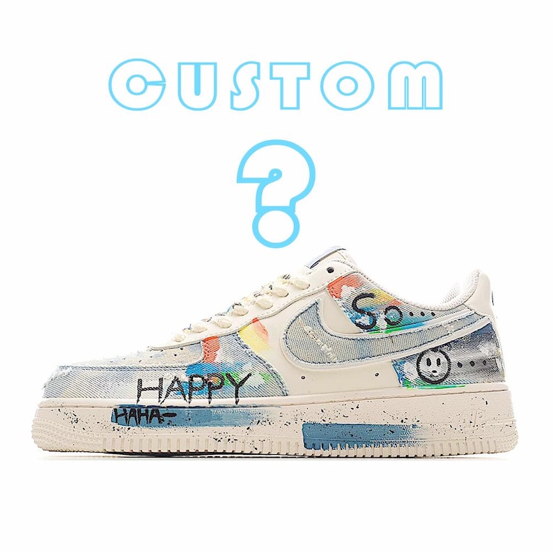 Puede incluir: Zapatilla baja personalizada con base blanca, detalles de mezclilla y salpicaduras de pintura coloridas. La palabra "HAPPY" est&aacute; escrita en el lateral, con "HAHA" debajo. La palabra "CUSTOM" y un signo de interrogaci&oacute;n est&aacute;n arriba.