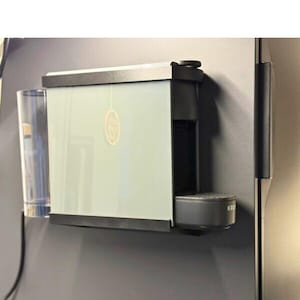 Support mural pour machine à café Krups Nespresso Essenza Mini avec porte-capsules, idéal pour les camping-cars, les cuisines et les ateliers ; installation facile, sans perçage.