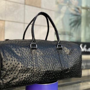 レザーダッフルオーストリッチバッグ – ヴィンテージスタイルの旅行、週末、ジム、機内持ち込み、ハンドメイドのパティーナ加工が施された一泊用バッグ。男性へのギフトに