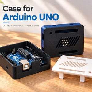 Puede incluir: Una carcasa protectora negra y azul para una placa de microcontrolador Arduino UNO. El conjunto incluye una base negra que contiene la placa azul, una tapa superior negra con ranuras de ventilación y una pieza de tapa blanca separada.