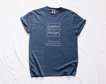 Mockup för t-shirt i blå jeans med komfortfärger | Blå skjorta C1717, platt lay, enfärgad bakgrund (digital nedladdning)