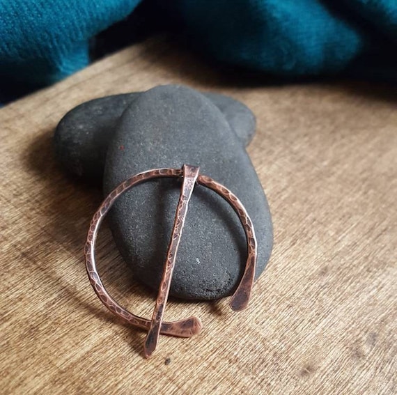 How to Make a Cloak Pin MINI BUILD! (Penannular Brooch) 