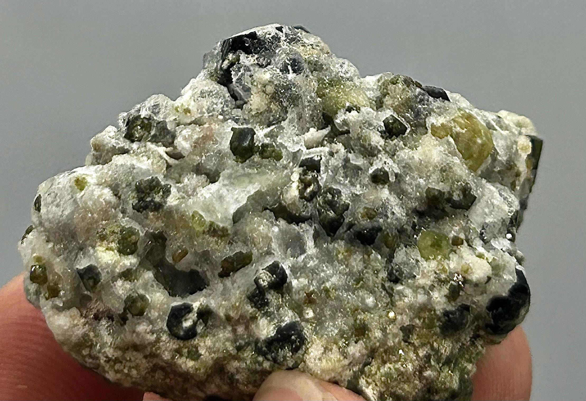 天然アンドラダイトガーネット結晶標本：パキスタン・スカルドゥ産