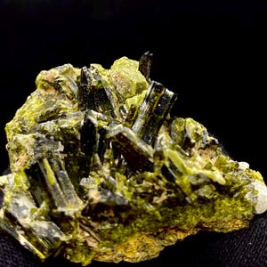 175 carat beautiful natural Epidote crystal specimen from Pakistan