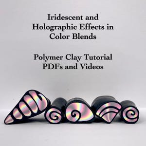 Puede incluir: Muestras de arcilla polimérica con efectos iridiscentes y holográficos. Las muestras son negras con diseños coloridos y arremolinados. La imagen también incluye el texto "Iridescent and Holographic Effects in Color Blends" y "Polymer Clay Tutorial PDFs and Videos."