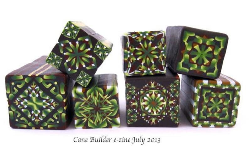 K&ouml;nnte beinhalten: Sechs quadratische Polymer Clay-Kacheln mit komplizierten geometrischen Mustern in Gr&uuml;n-, Braun- und Wei&szlig;t&ouml;nen. Die Kacheln sind &uuml;bereinander gestapelt und bilden so eine optisch ansprechende Darstellung. Der Text "Cane Builder e-zine July 2013" ist unter den Kacheln gedruckt.