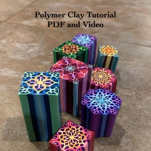 Op de afbeelding: Een verzameling kleurrijke polymeerklei stukken met ingewikkelde bloemen- en geometrische ontwerpen. De stukken hebben verschillende vormen, waaronder vierkant en zeshoekig, en hebben strepen en patronen in groen, blauw, roze en geel. De tekst op de afbeelding luidt "Polymer Clay Tutorial PDF and Video."