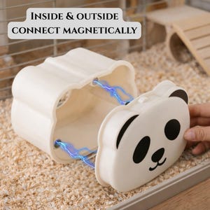 K&ouml;nnte beinhalten: Ein cremefarbenes Tierhaus mit einem Panda-B&auml;rengesicht. Der Text "INSIDE & OUTSIDE CONNECT MAGNETICALLY" wird &uuml;ber dem Produkt angezeigt. Die beiden H&auml;lften des Hauses sind getrennt, mit blauen Linien, die die magnetische Verbindung anzeigen.