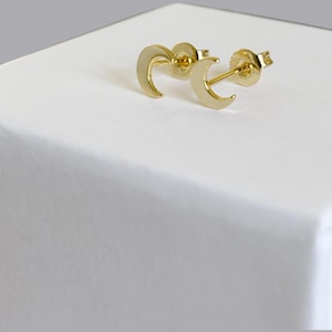 Złote kolczyki w kształcie księżyca: delikatna, niebiańska biżuteria