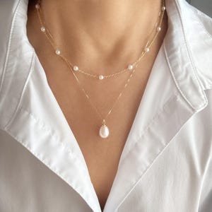 Delicado collar de perlas, cadena de oro, collar de novia, joyería de boda, regalo de dama de honor, gargantilla minimalista de perlas