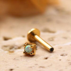 Pequeños pendientes de plata de ley S925 con ópalo plano, apilables con ópalo dorado, minimalistas, con cierre de rosca y plano para trago, caracola y hélix.