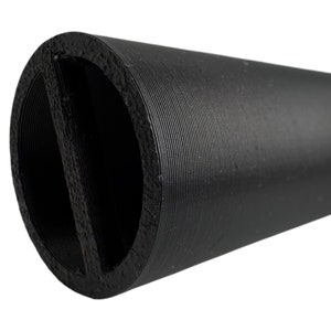 Könnte beinhalten: Schwarzer Schaumstoffroller mit einer strukturierten Oberfläche und einem Ausschnitt an einem Ende.