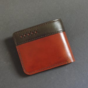 Tarjetero de piel auténtica hecho a mano con protección RFID y estampado para hombre.
