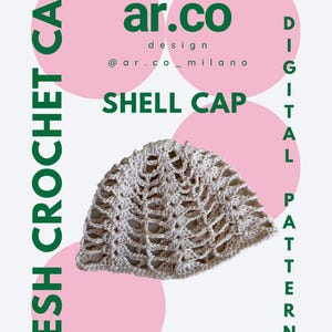 Könnte beinhalten: Beige Mesh-Häkel-Shell-Cap. Das Bild enthält den Text "MESH CROCHET CAP", "ar.co design", "SHELL CAP" und "DIGITAL PATTERN". Der Hintergrund hat rosa Kreise und den Text "Beginners friendly".