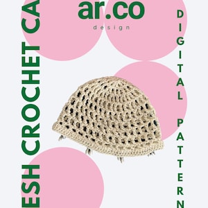 Könnte beinhalten: Eine beige Häkelmütze aus Netzstoff vor einem weißen Hintergrund mit grünem Text, der "MESH CROCHET CAP" und "ar.co design" lautet. Der Text "DIGITAL PATTERN" ist ebenfalls grün und befindet sich auf der rechten Seite des Bildes. Der Text "Beginners friendly" ist schwarz mit einem Herzsymbol.