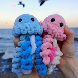 Jellyfish crochet pattern (with no-sew option)
