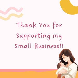 Pu&ograve; includere: Un design astratto rosa e giallo con il testo "Grazie per aver sostenuto la mia piccola attivit&agrave;!" Una donna tiene un bambino tra le braccia. La donna e il bambino sorridono entrambi.