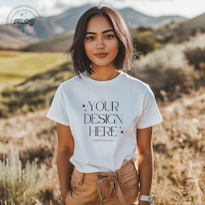 Weiblich Gildan 64000 Weiß Shirt Mockup, Größentabelle, Natur T-Shirt Mockup, Berglandschaft Mockup, Malerisches Outdoor Mockup, Digital Mockup