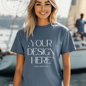 Gildan 64000 Heather Indigo Blue, Tabela de tamanhos, Maquete de camisa de vela, Maquete de barco, Maquete digital marítima, Maquete de camiseta oceânica, Camiseta POD