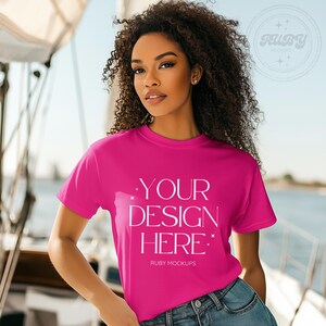 Gildan 64000 Heliconia Mockup, G640 Size Chart, Mockup rosa choque, Mockup de camiseta náutica, Vestuário de vela, Mockup de camisa costeira, Mockup feminino
