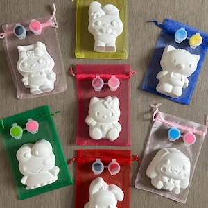Zestaw do malowania kredą Hello Kitty + Friends - wyjątkowy upominek/wypełniacz do torebek na przyjęcie Zestaw do malowania i rękodzieła - pomysł na przyjęcie rękodzielnicze - zestaw aktywności dla dzieci