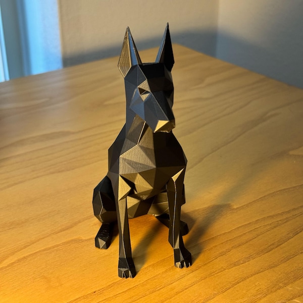 Low Poly Doberman-standbeeld – Minimalistisch geometrisch hondendecor | 3D-geprint beeldje
