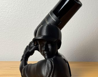 Soporte para botella de vino con forma de jugador de béisbol: un regalo deportivo único impreso en 3D