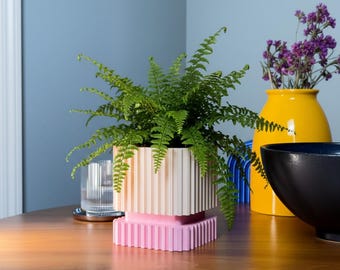 Jardinera moderna acanalada con base a juego