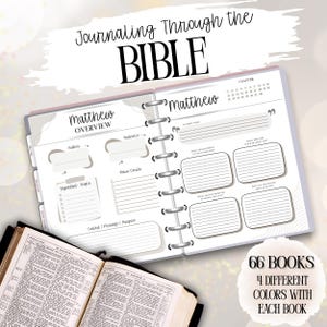 Peut inclure: Un journal ouvert avec le texte "Journaling Through the BIBLE" et "Matthew" sur la couverture. Le journal est ouvert sur une page avec des invites pour les notes. Une Bible ouverte est en dessous du journal. L'image comprend également le texte "66 LIVRES 4 COULEURS DIFFÉRENTES AVEC CHAQUE LIVRE."