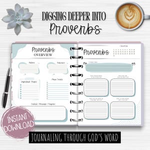 Könnte beinhalten: Offenes Journal mit dem Text "Digging Deeper Into Proverbs" und "Journaling Through God's Word." Das Journal hat Abschnitte für Notizen, mit einer Tasse Kaffee und einer Sukkulentenpflanze im Hintergrund.
