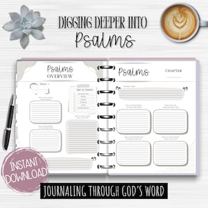 Könnte beinhalten: Ein Spiralbuch mit dem Titel "Psalms" und dem Text "Digging Deeper Into Psalms". Das Buch hat linierte Abschnitte für Notizen und die Worte "Instant Download" auf einem runden Aufkleber. Ein Stift, eine Sukkulente und eine Kaffeetasse sind ebenfalls sichtbar.
