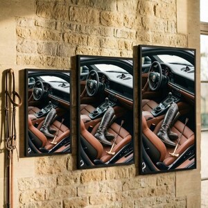 Puede incluir: Tres impresiones enmarcadas de un interior de coche con asientos de cuero marr&oacute;n, un volante negro y botas de montar negras. Un l&aacute;tigo descansa en el asiento. Las impresiones se exhiben en una pared de piedra.