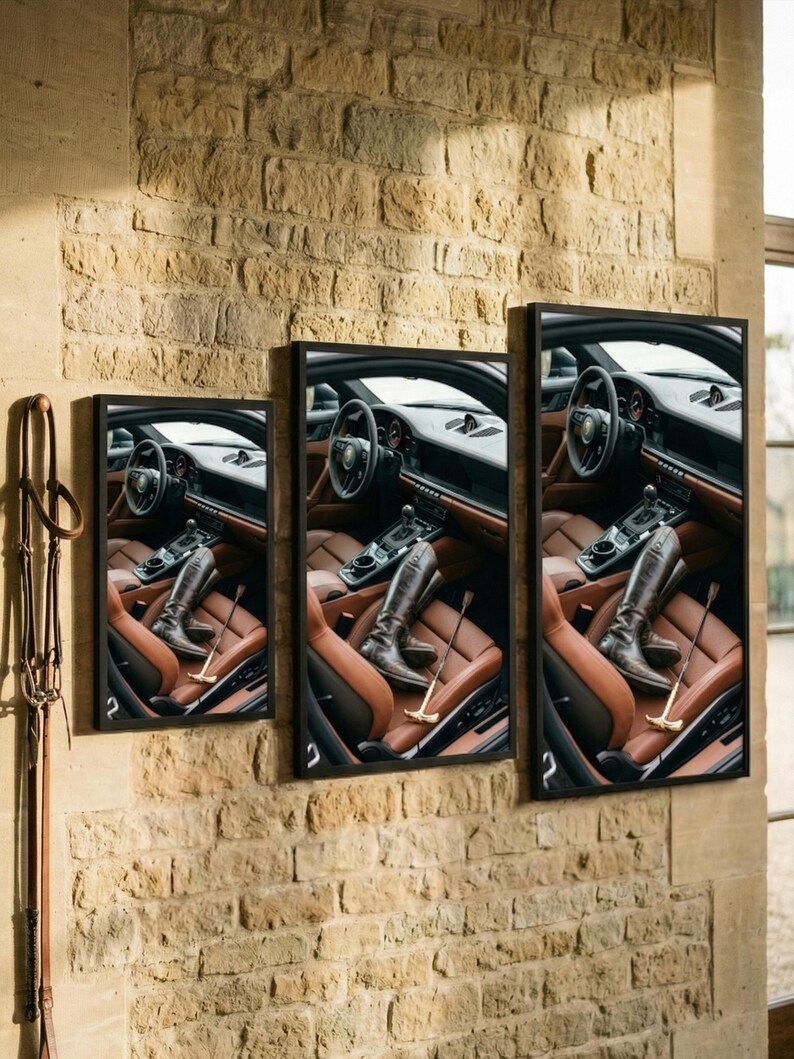 Puede incluir: Tres impresiones enmarcadas de un interior de coche con asientos de cuero marr&oacute;n, un volante negro y botas de montar negras. Un l&aacute;tigo descansa en el asiento. Las impresiones se exhiben en una pared de piedra.
