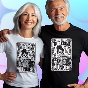 Chemise de cartes de tarot True Crime Junkie, chemise de cartes de tarot drôle, sweat-shirt Witchy Vibes, chemise de cartes de tarot squelette, cadeau pour amateur de tarot