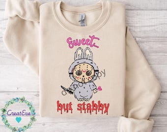 Hand gezeichnete Sammler Monster Doll Masked Killer Halloween T-Shirt Design | Snarky Shirt DTF | Niedliche Horror Cartoon PNG | Digitaler Download