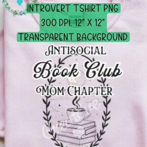 Op de afbeelding: Een lichtroze sweatshirt met de tekst "INTROVERT TSHIRT PNG" en "ANTISOCIAL Book Club MOM CHAPTER" in het zwart. Het ontwerp bevat een stapel boeken, een koffiekopje en een bloemenkrans. De afbeelding is 30,48 cm x 30,48 cm.