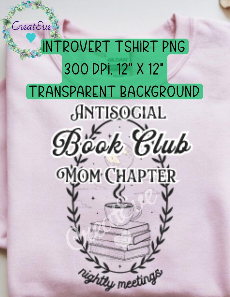 Op de afbeelding: Een lichtroze sweatshirt met de tekst "INTROVERT TSHIRT PNG" en "ANTISOCIAL Book Club MOM CHAPTER" in het zwart. Het ontwerp bevat een stapel boeken, een koffiekopje en een bloemenkrans. De afbeelding is 30,48 cm x 30,48 cm.