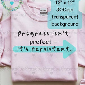 Puede incluir: Una sudadera Gildan rosa claro con el texto negro "progress isn't perfect - it's persistent". El diseño incluye una flecha turquesa. La imagen también incluye el texto "T-shirt PNG 30 x 30 cm 300dpi fondo transparente".