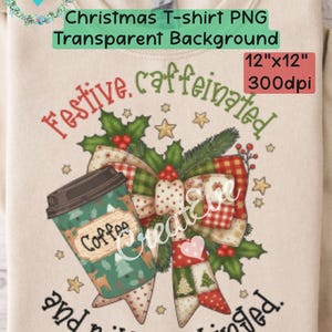 Könnte beinhalten: Beiges Sweatshirt mit weihnachtlichem Design. Das Design zeigt eine Kaffeetasse, Stechpalme, eine Schleife und den Text "Festive, caffeinated, and mildly unhinged." Das Bild enthält auch den Text "Christmas T-shirt PNG Transparent Background 30.48cm x 30.48cm 300dpi."